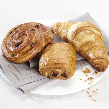 Viennoiseries prêtes à cuire: croissant, pain au chocolat, pain aux raisins